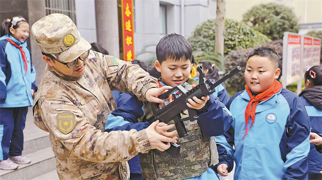陜西省城固縣人武部組織小學(xué)生走進(jìn)軍營(yíng)學(xué)習(xí)國(guó)防知識(shí)